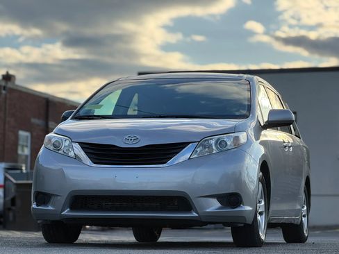 Used 2011 Toyota Sienna LE w/ Towing Pkg FWD image 1
