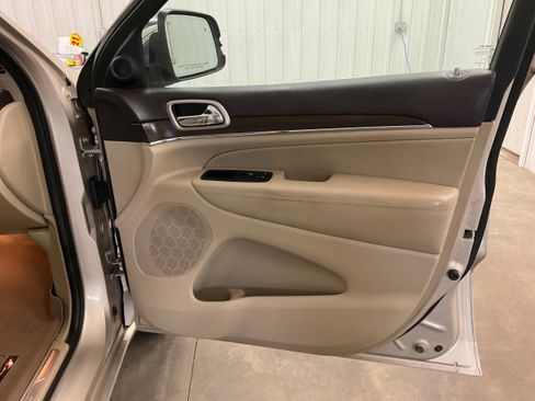 Used 2014 Jeep Grand Cherokee Overland w/ Advanced Technology Group image 32