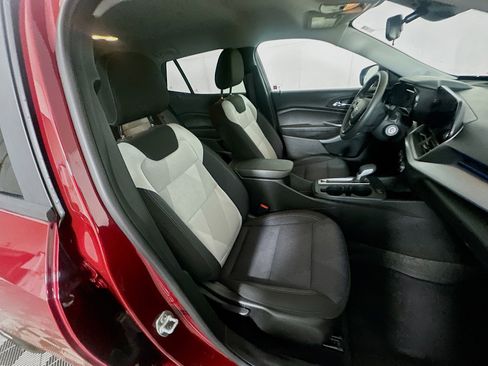 Used 2025 Chevrolet Trax LS image 30