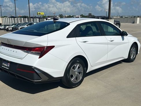 Certified 2024 Hyundai Elantra SE FWD image 12