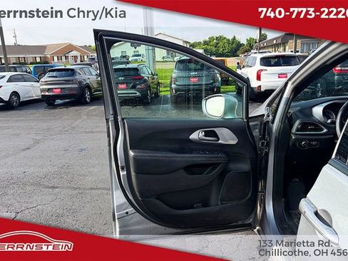 Used 2018 Chrysler Pacifica Touring Plus w/ S Appearance Package FWD image 15