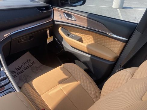 New 2025 Jeep Grand Cherokee Summit image 38