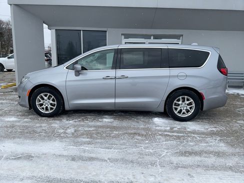 Used 2020 Chrysler Pacifica Touring image 4