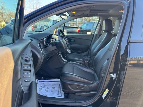 Used 2019 Chevrolet Trax LT w/ Sun & Sound Package image 9
