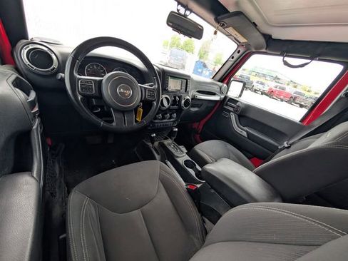 Used 2017 Jeep Wrangler Unlimited Sahara w/ Connectivity Group AWD/4WD image 6