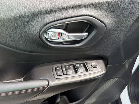 Used 2020 Jeep Cherokee Trailhawk AWD/4WD image 15