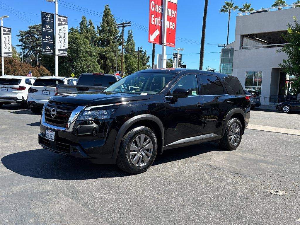 Used 2024 Nissan Pathfinder S FWD image 2