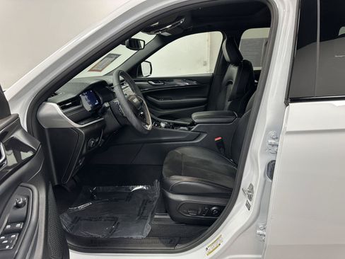 Used 2023 Jeep Grand Cherokee Altitude AWD/4WD image 22