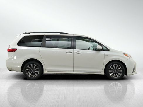 Used 2018 Toyota Sienna XLE w/ XLE Navigation Package AWD/4WD image 6