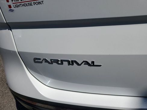 Used 2024 Kia Carnival EX image 6