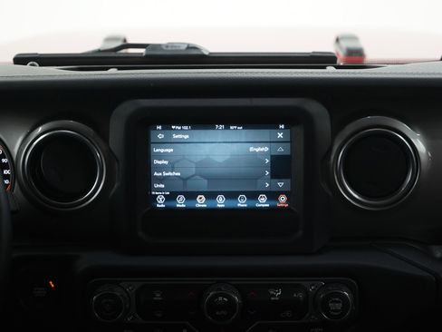 Used 2018 Jeep Wrangler Unlimited Sahara w/ Dual Top Group AWD/4WD image 15
