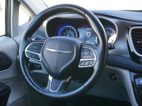 Used 2021 Chrysler Pacifica Touring-L image 32