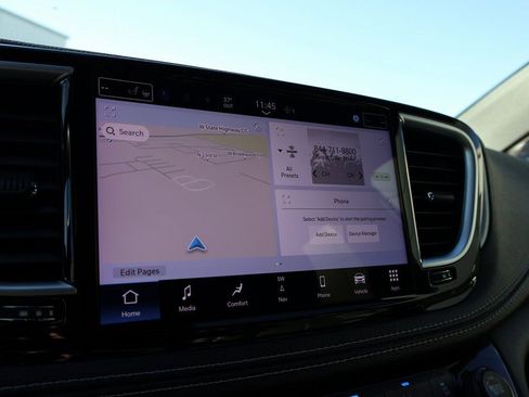 Used 2025 Chrysler Pacifica Limited image 35