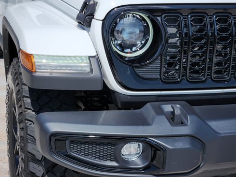 Used 2024 Jeep Gladiator Mojave AWD/4WD image 10