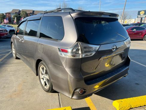 Used 2013 Toyota Sienna SE FWD image 6