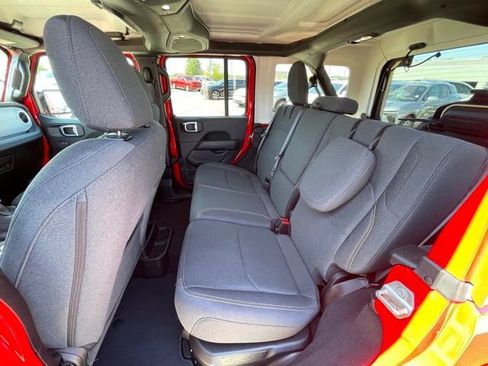 Used 2025 Jeep Wrangler Unlimited Sahara AWD/4WD image 18