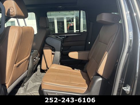Used 2025 Chevrolet Suburban High Country image 8