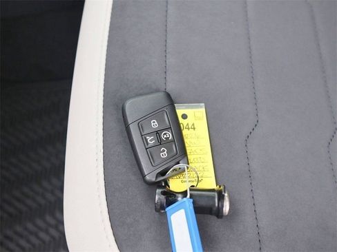 New 2026 Volkswagen Taos SE image 25