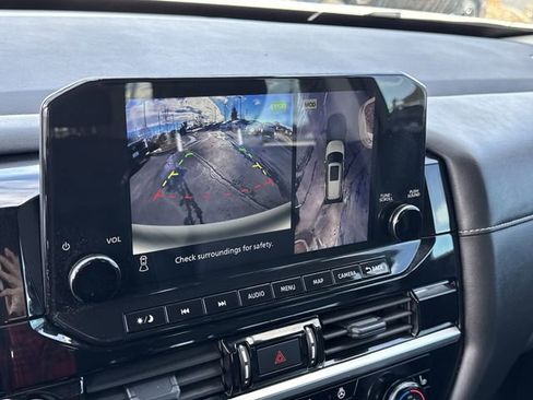 Used 2024 Nissan Pathfinder SL w/ Black Appearance Package image 32