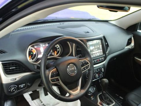 Used 2017 Jeep Cherokee Limited w/ Luxury Group AWD/4WD image 14