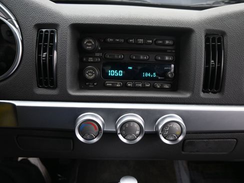 Used 2004 Chevrolet SSR w/ Preferred Equipment Group image 16