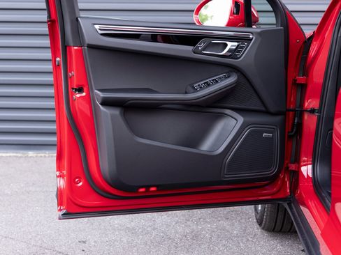 Certified 2025 Porsche Macan image 20