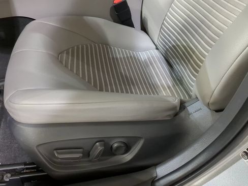 Used 2019 Toyota Camry SE FWD image 15