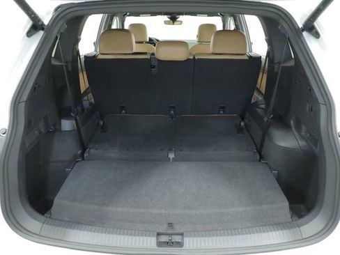 Used 2024 Volkswagen Tiguan SE image 36