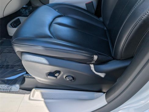 Used 2023 Chrysler Pacifica Touring-L FWD image 22