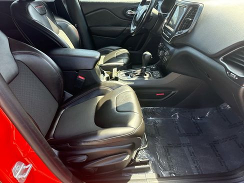 Used 2021 Jeep Cherokee Trailhawk image 12