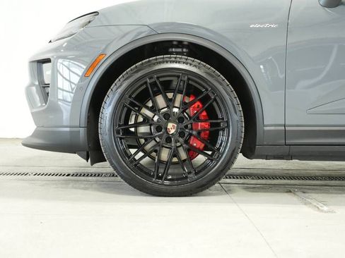 Certified 2025 Porsche Macan 4S Electric AWD/4WD image 42