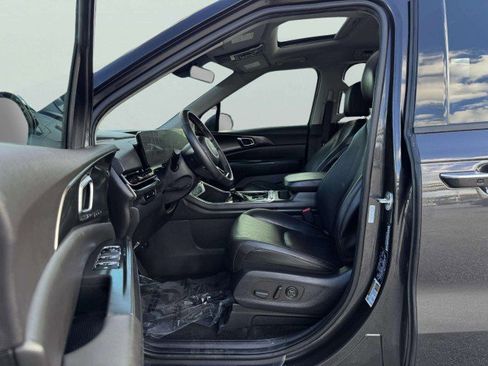 Used 2025 Kia Carnival SX w/ SX Dark Edition Package image 17