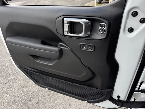 New 2025 Jeep Gladiator Sport image 17