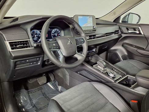 New 2025 Mitsubishi Outlander SE image 15