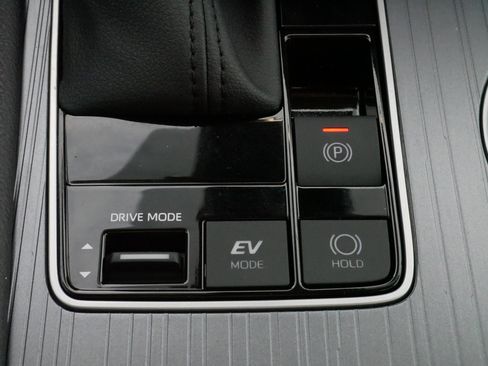 Used 2025 Toyota Sienna LE image 28