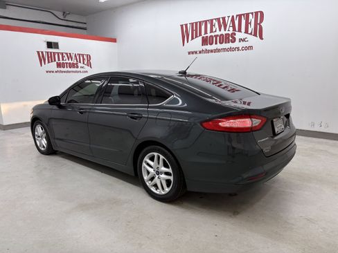 Used 2016 Ford Fusion SE FWD image 2