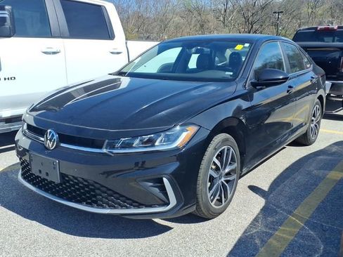 Used 2025 Volkswagen Jetta SE image 1