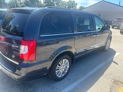 Used 2013 Chrysler Town & Country Touring-L w/ Driver Convenience Group FWD image 3