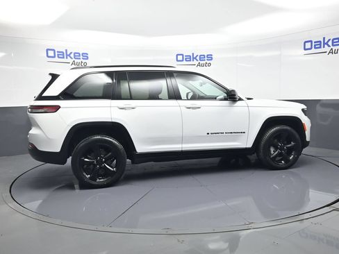 Used 2023 Jeep Grand Cherokee Limited w/ Black Appearance Package AWD/4WD image 8