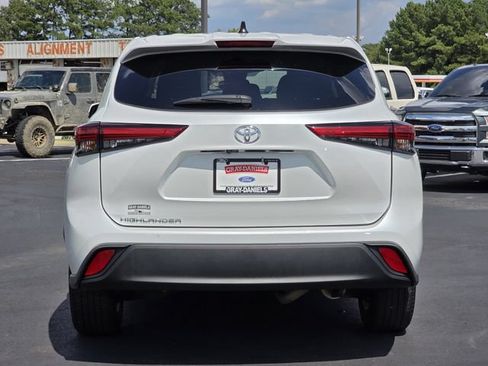 Used 2022 Toyota Highlander L FWD image 5