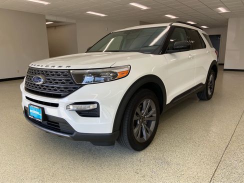 Used 2022 Ford Explorer XLT w/ Equipment Group 202A image 9