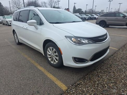 Used 2018 Chrysler Pacifica Touring-L image 4