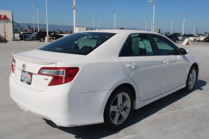 Used 2014 Toyota Camry SE FWD image 4