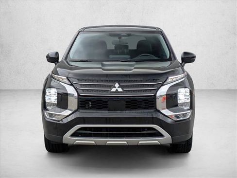 Used 2024 Mitsubishi Outlander SE image 2