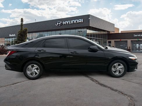 Certified 2025 Hyundai Elantra SE image 6