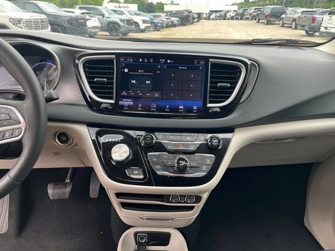 Used 2023 Chrysler Pacifica Touring-L FWD image 24