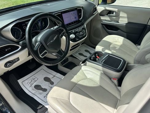 Used 2021 Chrysler Pacifica Touring-L FWD image 7