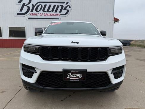 New 2025 Jeep Grand Cherokee Laredo image 2