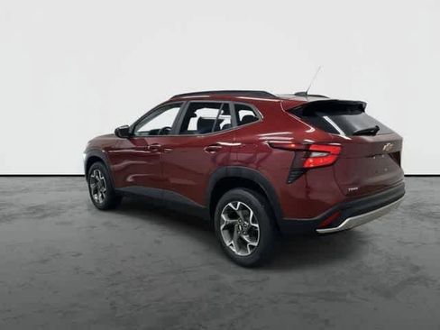 Used 2025 Chevrolet Trax LT FWD image 9