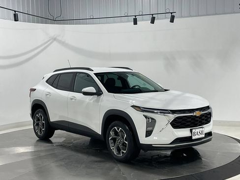 Used 2025 Chevrolet Trax LT FWD image 35
